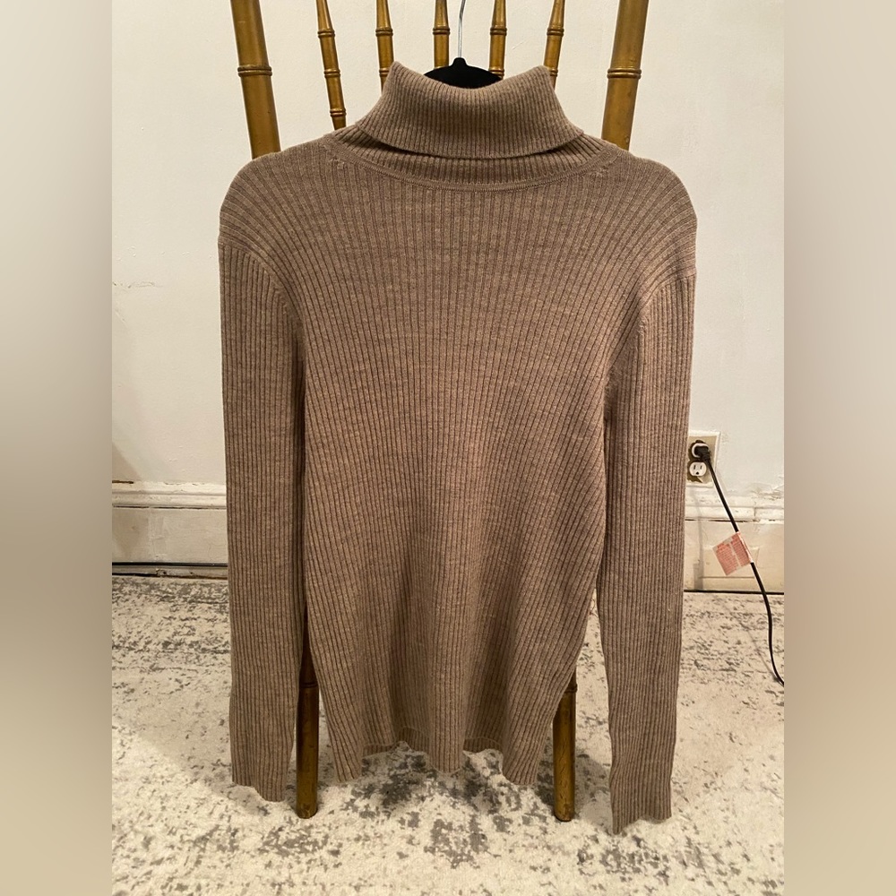 Men’s Uniqlo turtleneck sweater, size M